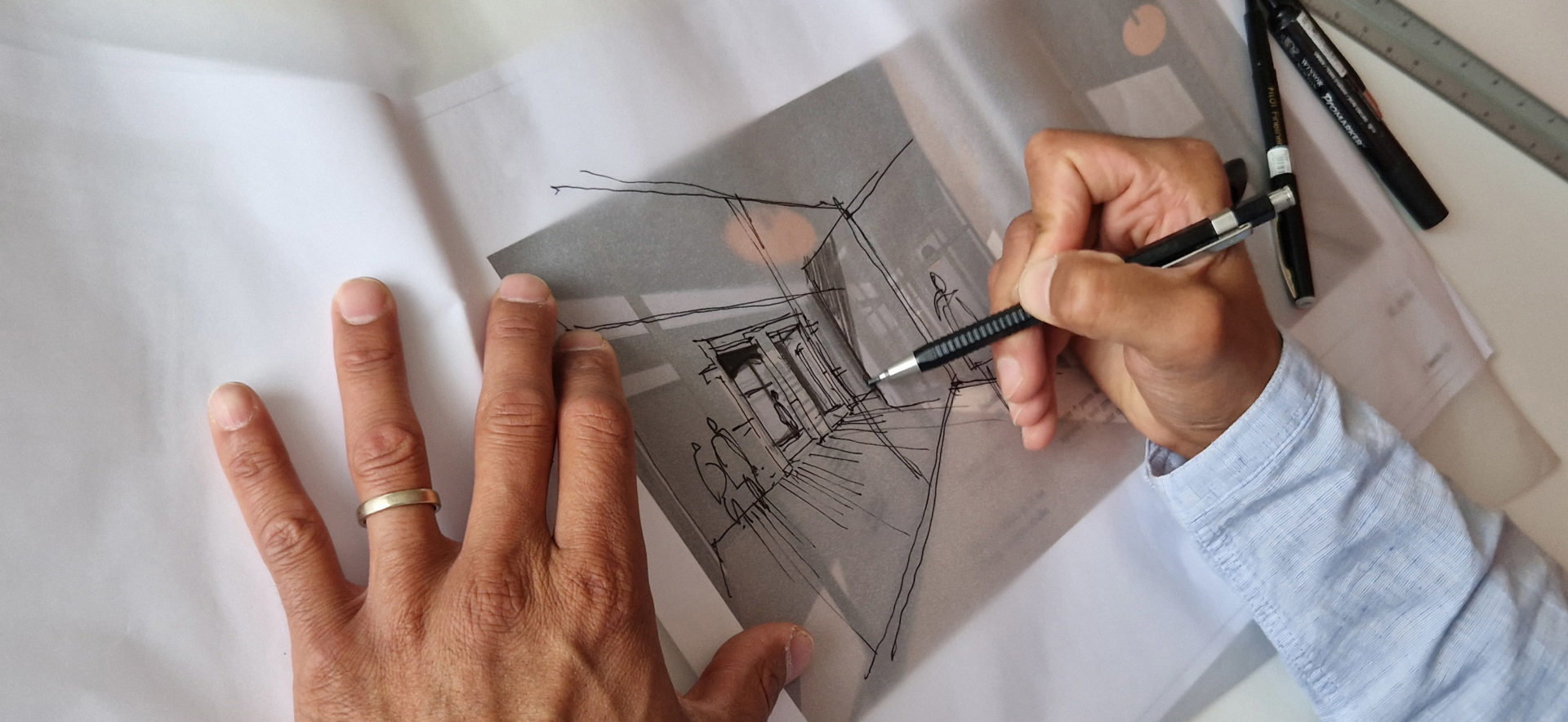 Axe Architecture - Agence d'architecture à Lyon - Photo de mains dessinant un croquis