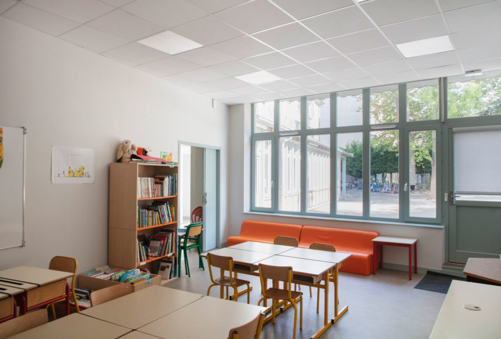 Axe Architecture - Agence d'architecture à Lyon - photo de l’intérieur d'une classe du projet École la Petite Favorite - réhabilitation